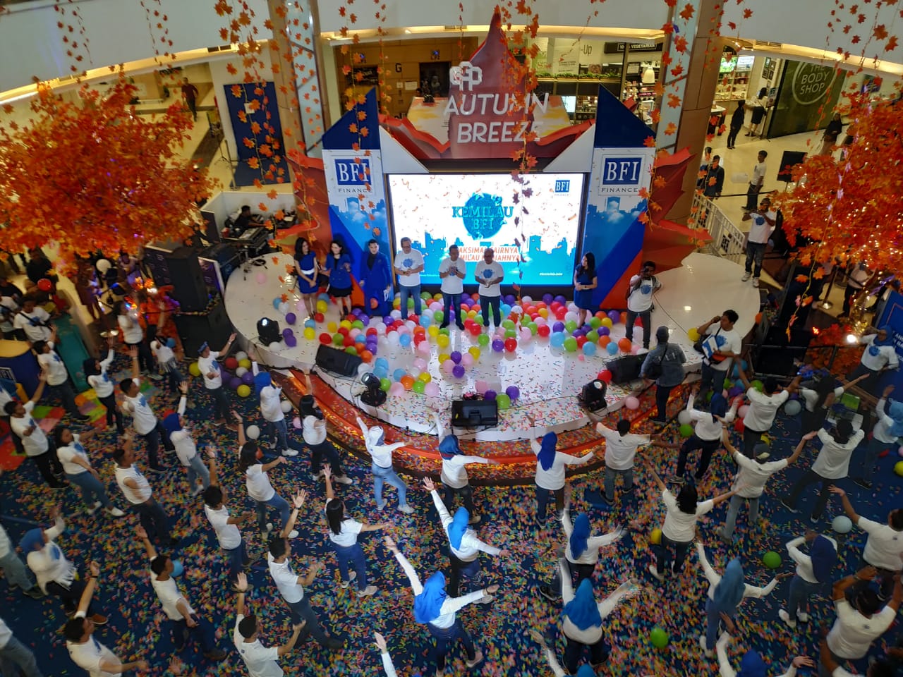 Aksi para karyawan BFI di Grand Galaxi Park