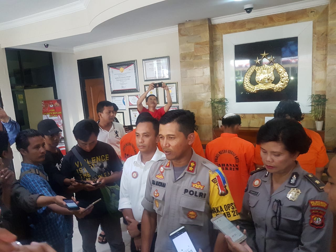 Polres Metro Bekasi Kota menggelar jumpa pers terkait penganiayaan berujung kematian di Aren Jaya, Kota Bekasi