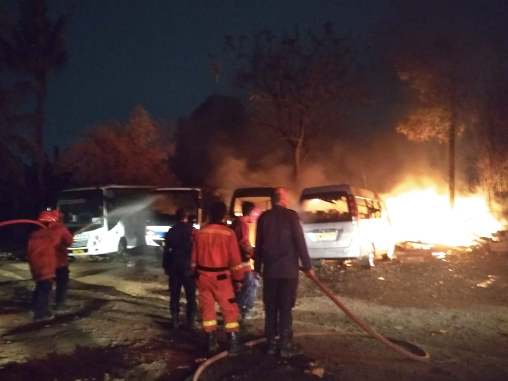 Petugas Dinas Pemadam Kebakaran sedang memadamkan api yang membakar toko buah dan minibus di Jalan Banteng, Kranji, Bekasi Barat, Rabu (18/9) dini hari.
