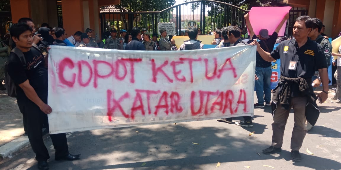Jurnalis Bekasi Bersatu unjuk rasa didepan Kantor Pemkot Bekasi, Rabu (11/9) . Mereka meminta Wali Kota Bekasi, Rahmat Effendi mencopot Ketua Karang Taruna Bekasi Utara, Heri.