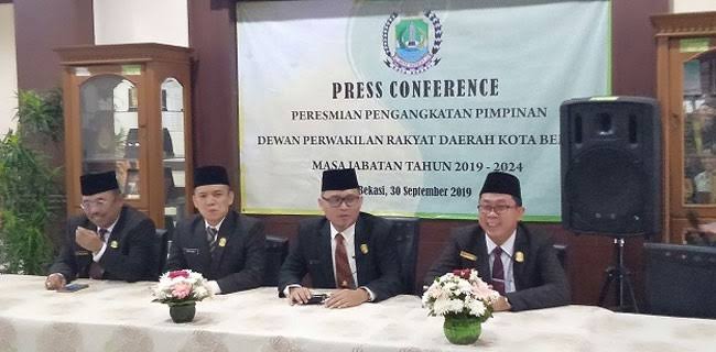 DPRD Kota Bekasi resmi melantik ketua DPRD Kota Bekasi Chairuman J Putro