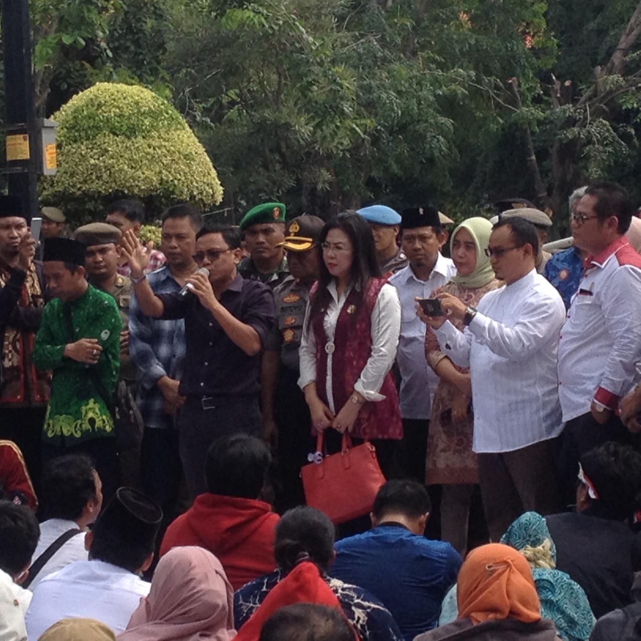 Sejumlah anggota dewan DPRD Kota Bekasi menerima massa guru kontrak