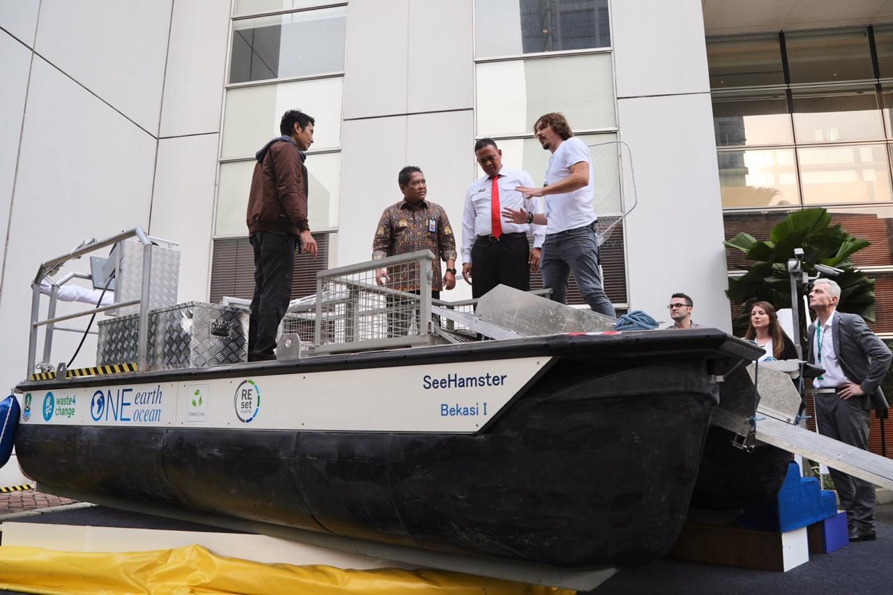 Wawali Tri Adhianto saat melihat alat pembersih sungai