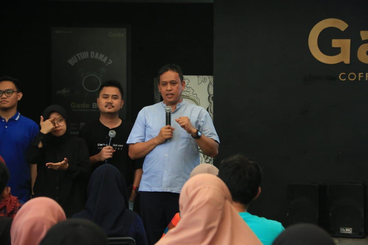 Wakil Walikota Bekasi Tri Adhianto di hadapan para penyandang tunarungu