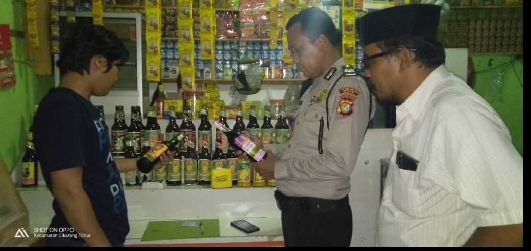 Polisi sedang merazia sejumlah warung jamu yang menjual miras 