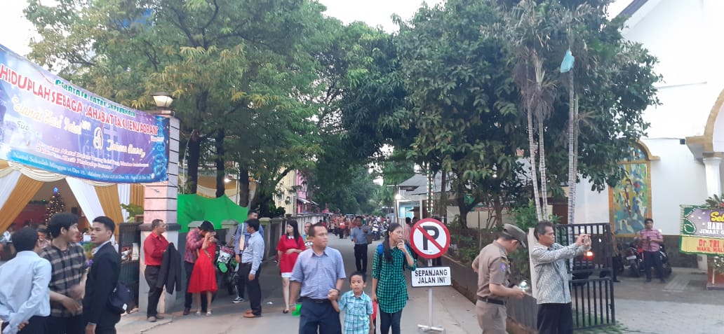 Jemaat Kristiani berbondong-bondong ke Gereja melakukan Ibadah Natal