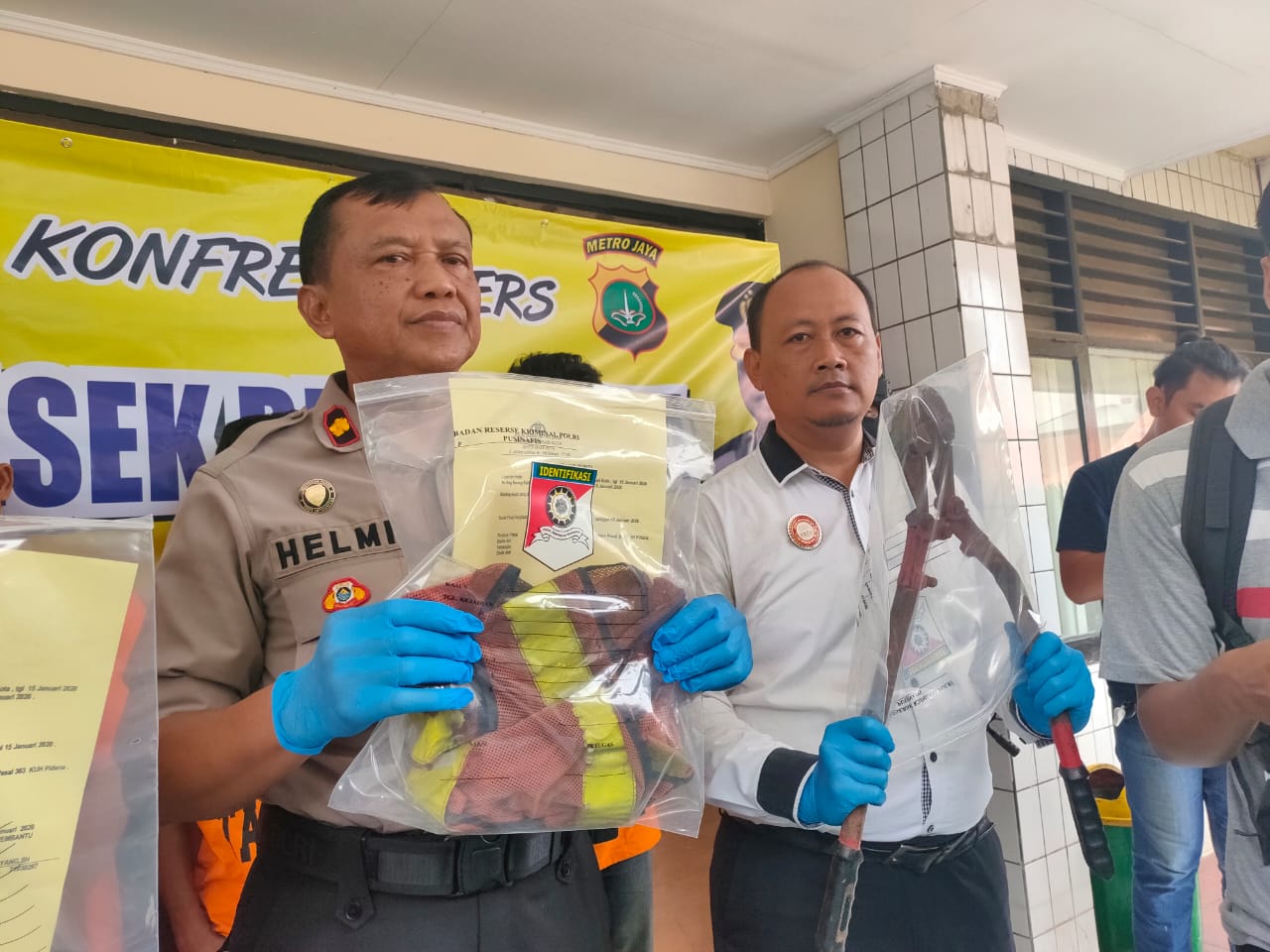 Kapolsek Bekasi Kota Kompol Helmi menggelar pers conference kasus pencurian dengan pemberatan