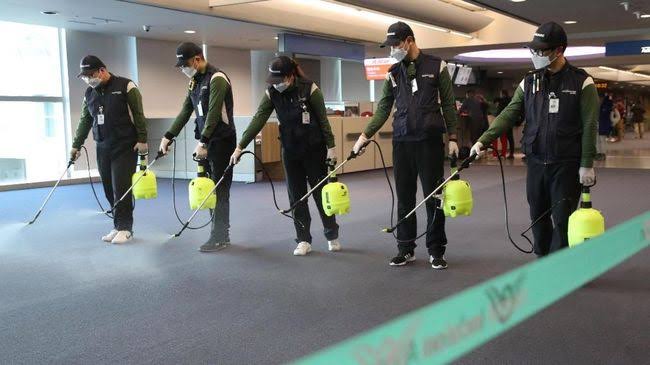 ilustrasi, petugas kesehatan di Tiongkok menyemprotkan cairan disinfektan