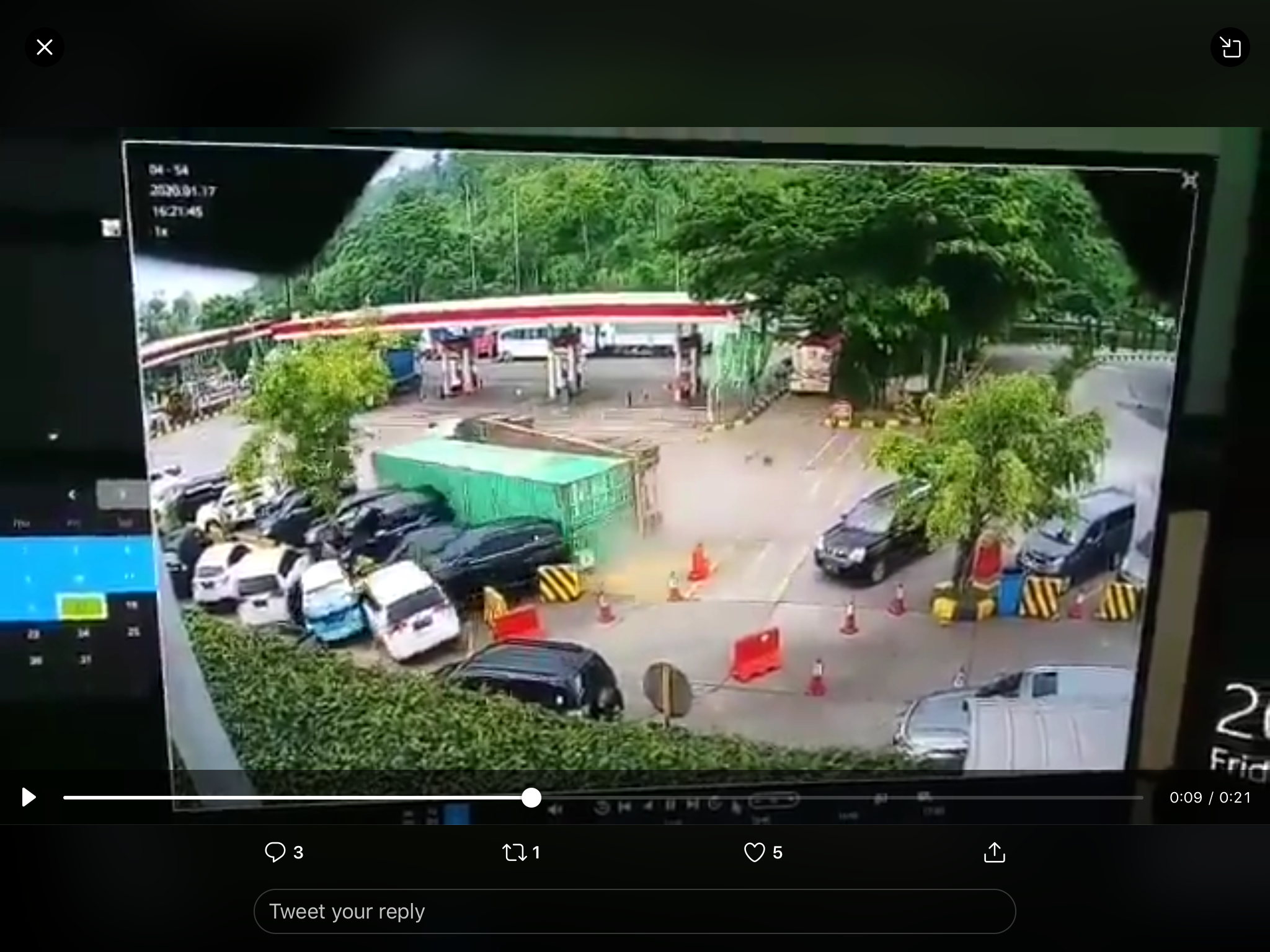 Truk yang terguling di KM 97 tol Cipularang