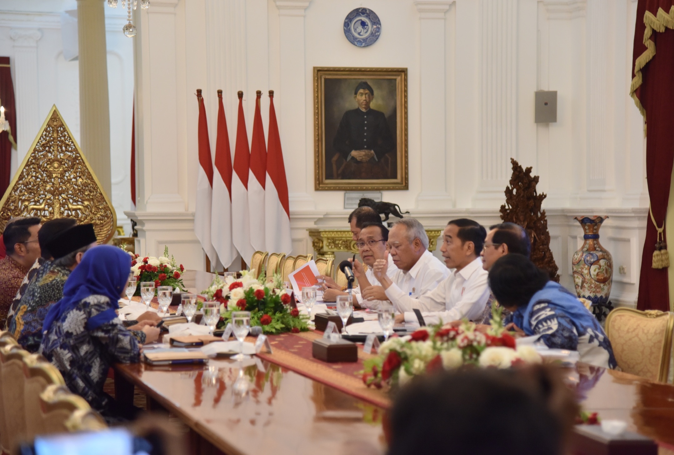 Presiden Jokowi dalam rapat terbatas bersama sejumlah Kepala Daerah