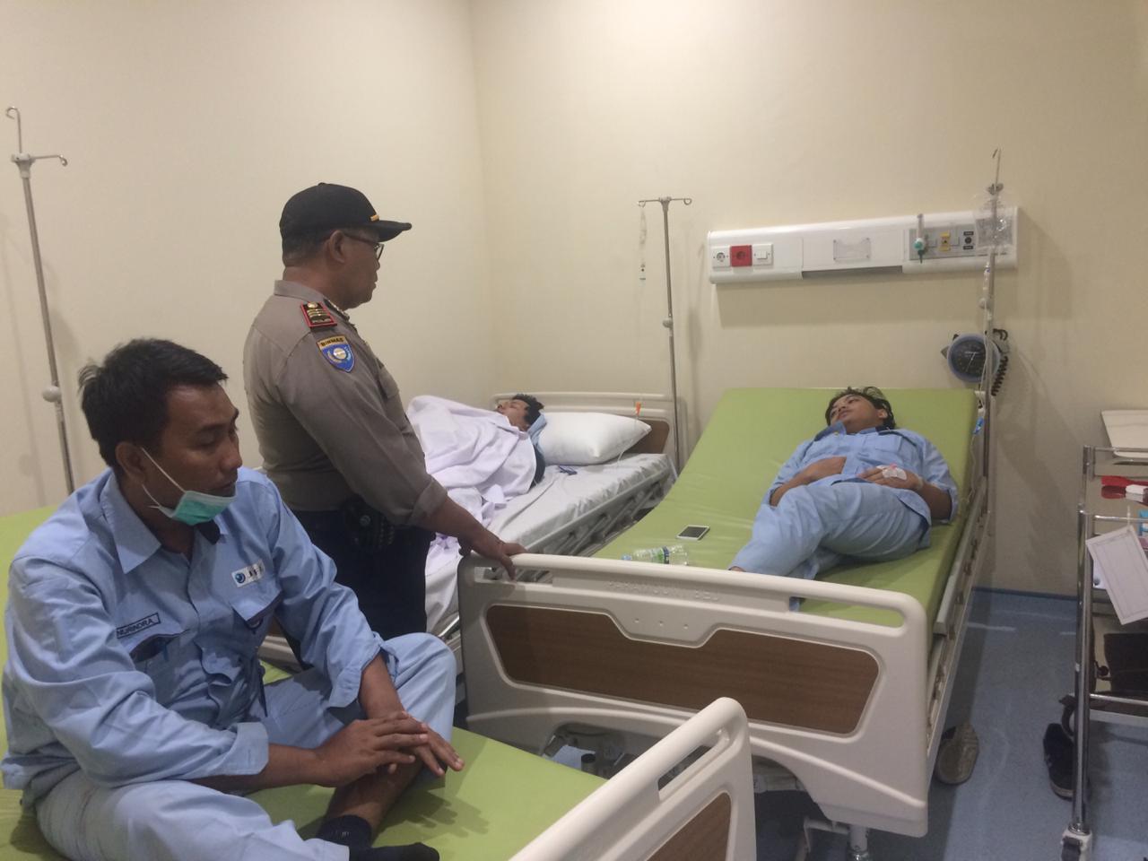 Anggota Polres Metro Bekasi sedang melakukan investigasi peristiwa keracunan karyawan di PT ZFE Steel