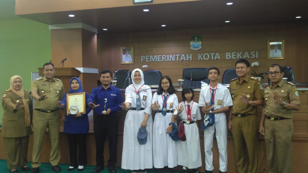Wawali Tri Adhianto bersama Sekda, Kadisdik, Kadisparbud menyerahkan piala kepada pemenang lomba Angklung Nasional di Vienna, Austria