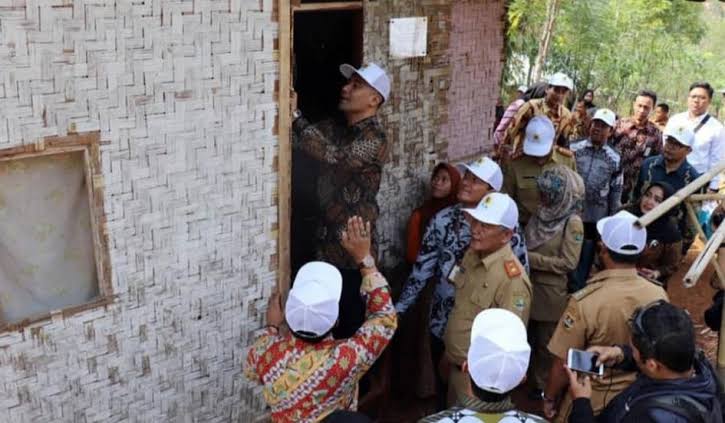 Sambungan listrik keluarga miskin di Jawa Barat