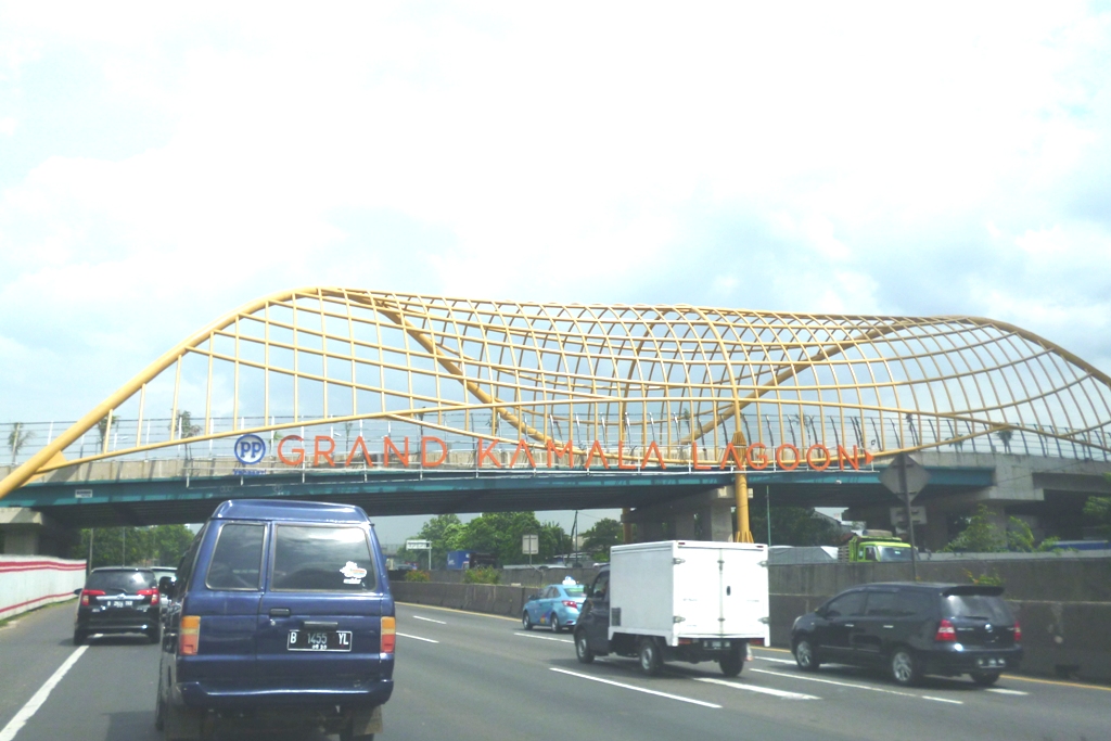 Jembatan Grand Kamala Lagoon sebelum dibongkar. 