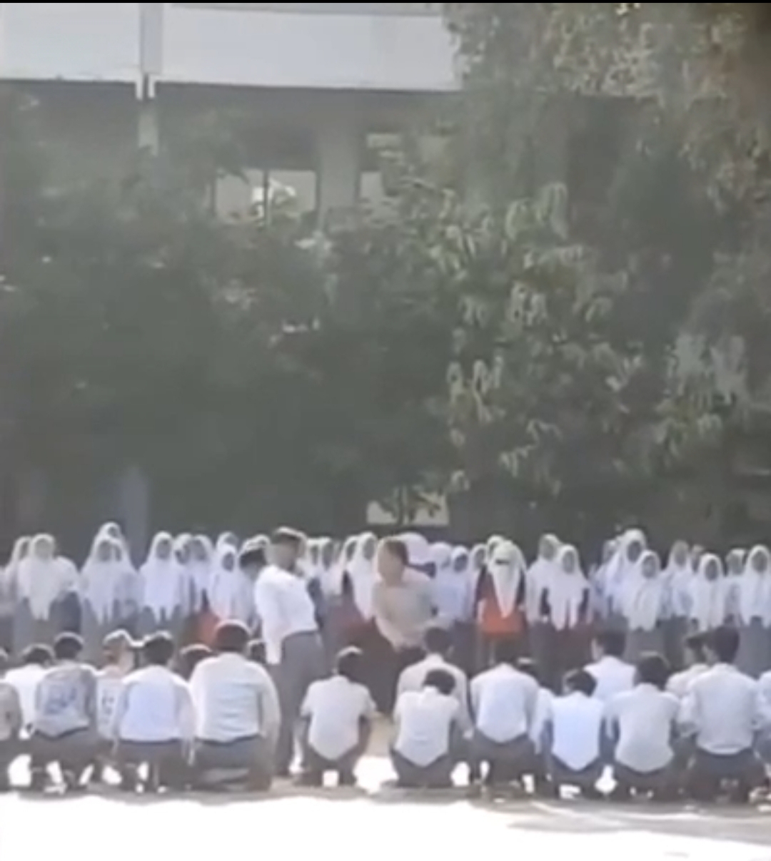 Foto: Screenshoot video oknum guru SMAN 12 Bekasi  memukul siswanya berkali-kali ditengah lapangan