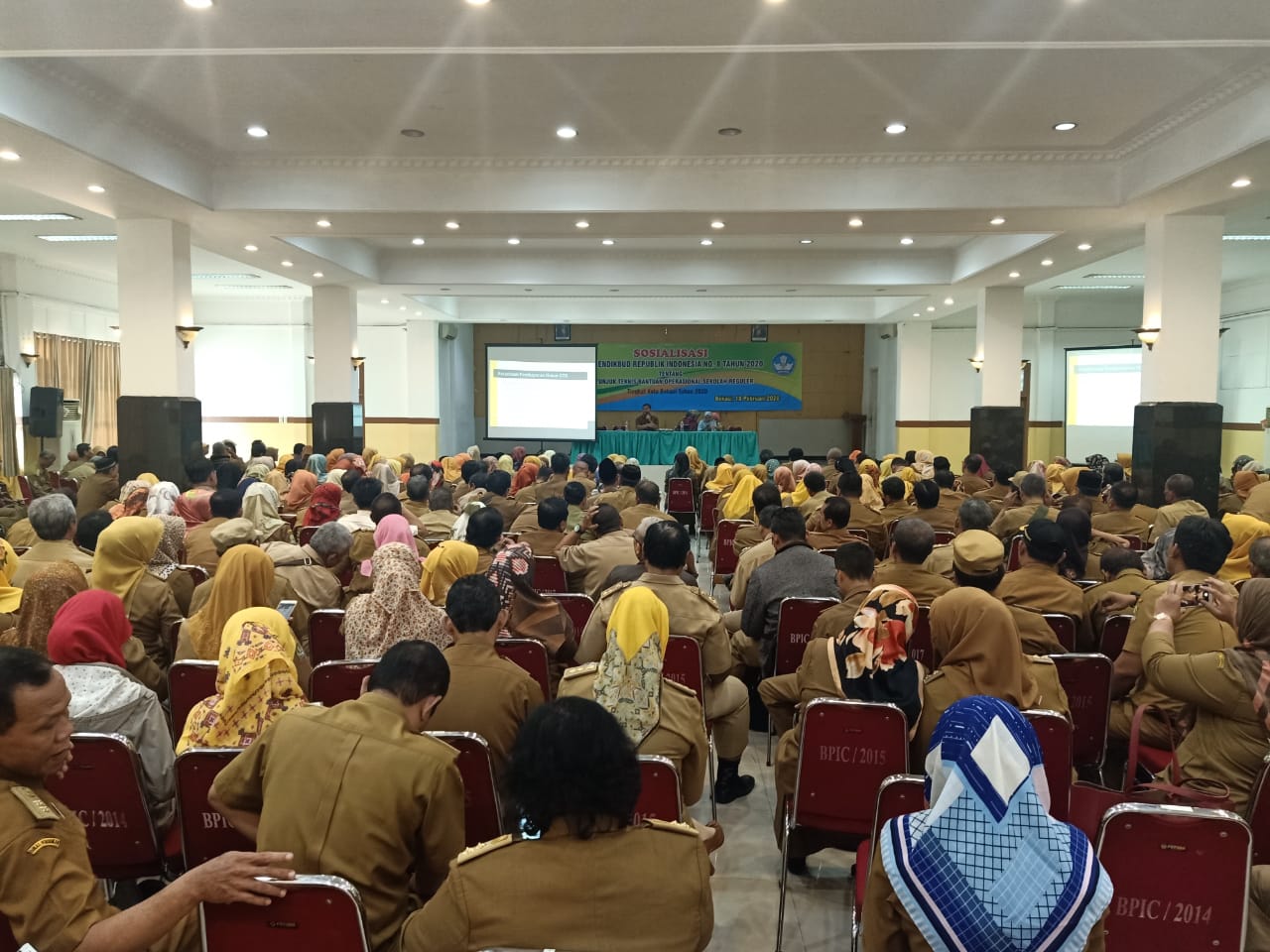 Foto: Ratusan Kepala SD se-Kota Bekasi menghadiri sosialisasi petunjuk teknis bantuan operasional sekolah reguler tahun 2020 oleh Tim BOS Dirjen PAUD Dikdasmen dan Dinas Pendidikan Kota Bekasi, di Gedung Muzdalifah, Islamic Center, Selasa (18/2)