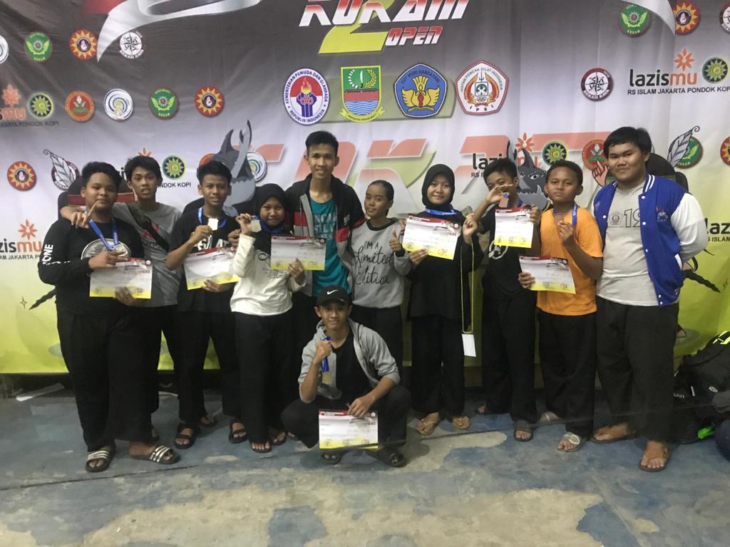 Foto: Muhammad Faiq Ar Rasyid (kiri), siswa kelas 7.9, SMPN 4 Bekasi, meraih medali perak di Kejuaraan Nasional Pencak Silat Kokam Open 2 yang di gelar tanggal 20-23 Februari 2020,,di GOR Tambun, Bekasi