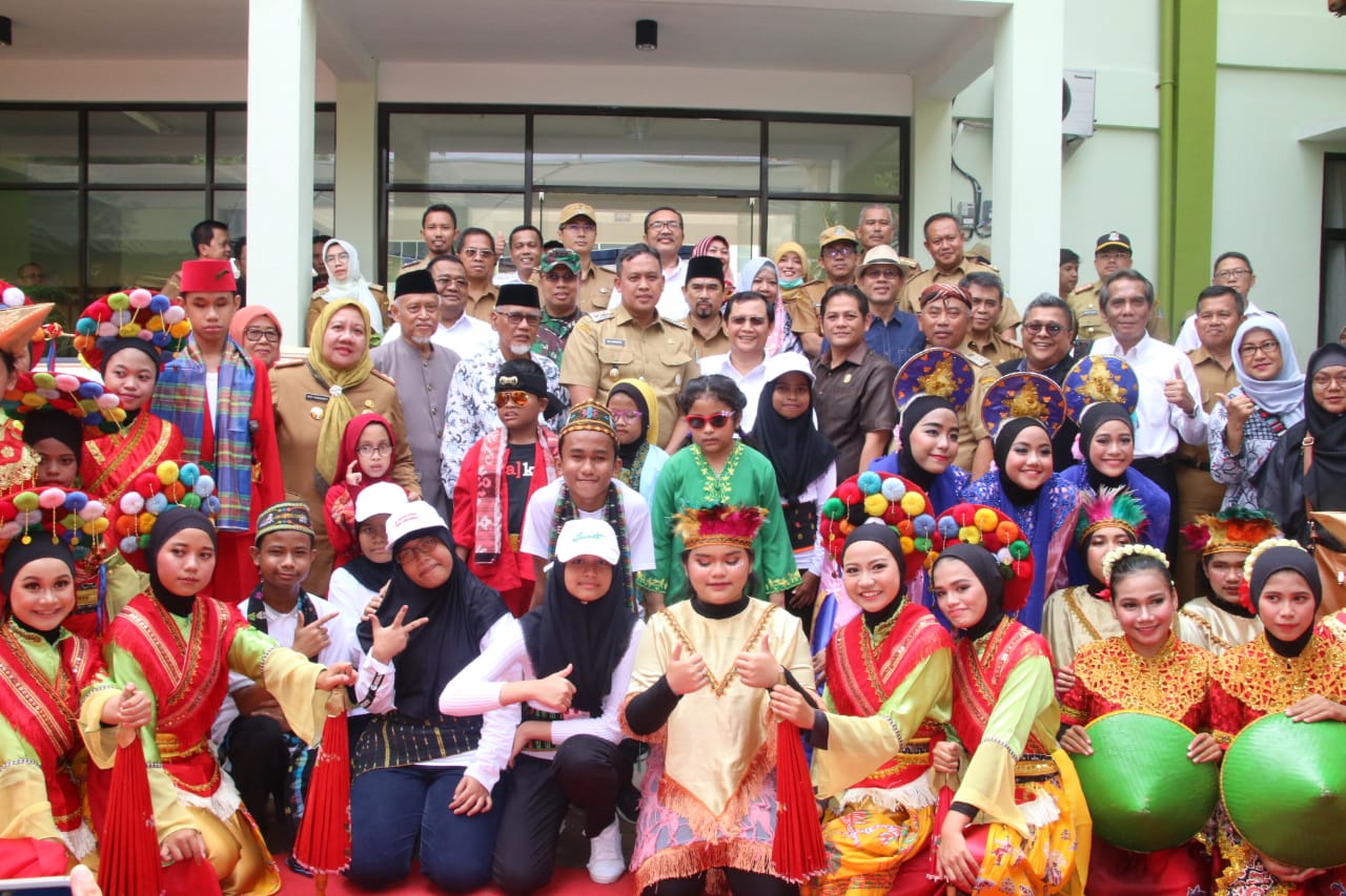 Walikota Bekasi dan jajarnya serta Ketua Komisi II DPRD Kota Bekasi Arif Rahman Hakim saat peresmian sekolah disabilitas terpadu