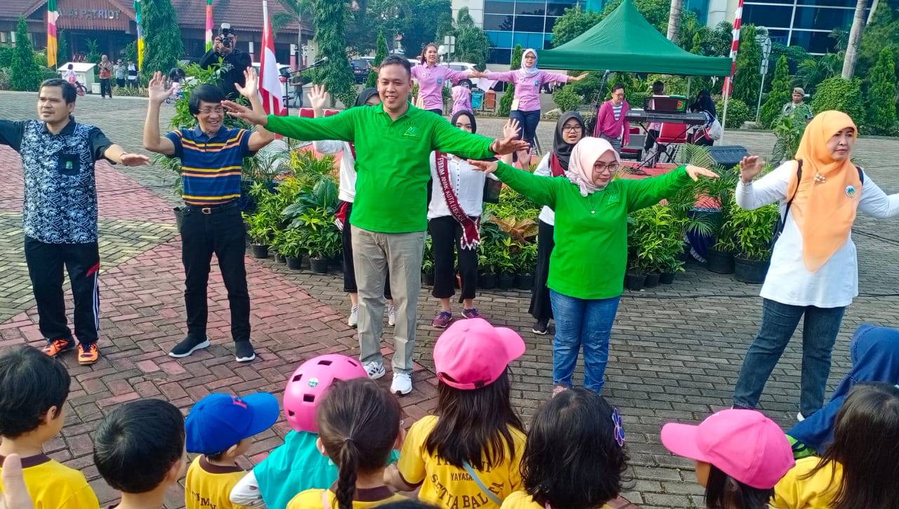 Poto: Wakil Walikota Bekasi Tri Adhianto dan istri, Kak Seto saat acara Famili day