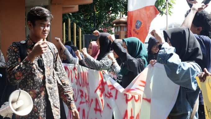 Masa pendemo menuntut Kadinkes Kota Bekasi dicopot