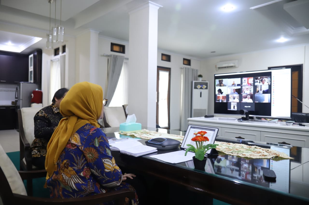 Menaker Ida Fauziah saat menggelar teleconference (Biro humas Kemenaker)