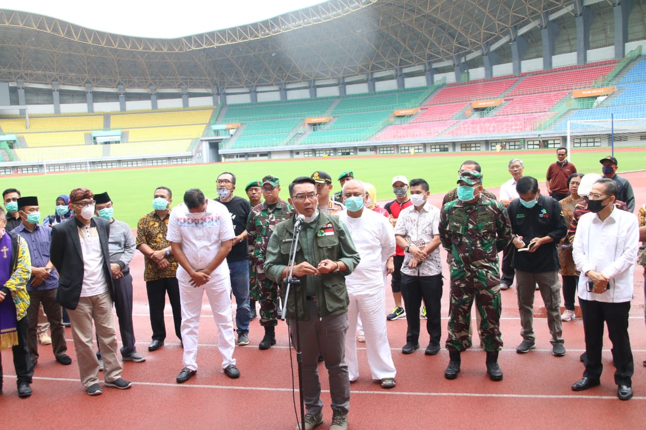 Gubernur Jawa Barat Ridwan Kamil ketika meninjau stadion Patriot Chandrabaga