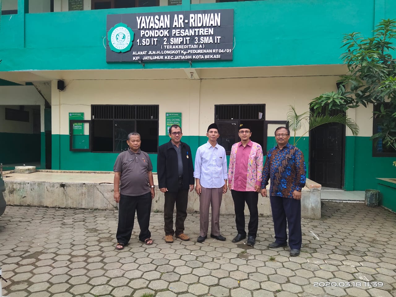 Kepala Dinas Pendidikan Kota Bekasi, Innayatullah saat melakukan sidak