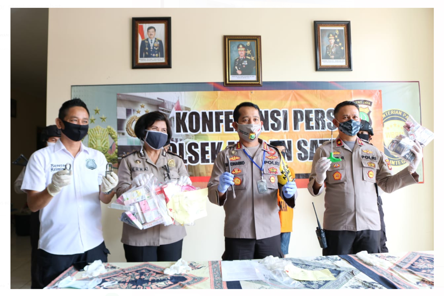 Jajaran Polrestro Bekasi Kota dan Polsek Medan Satria ketika menggelar jumpa pers kasus pembobolan supermarket