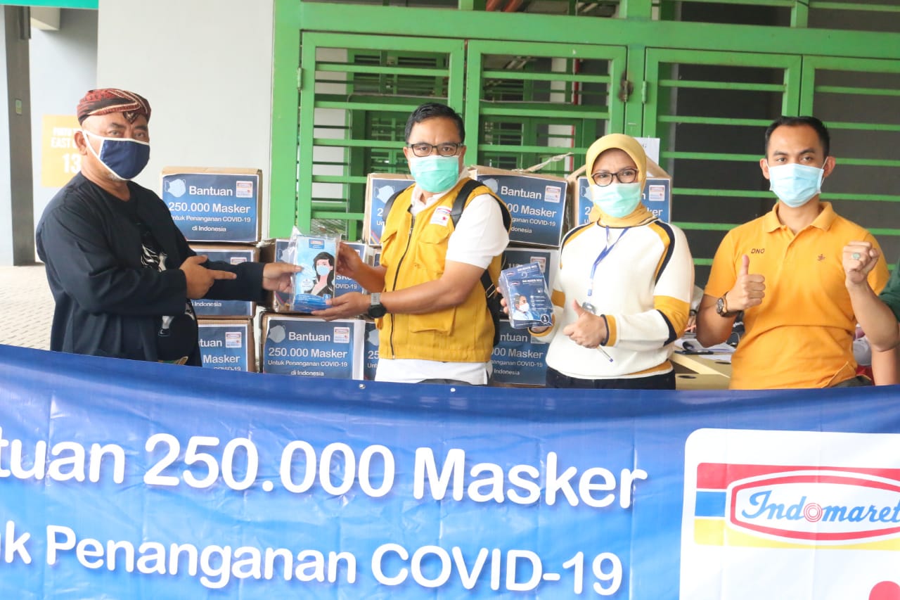 Walikota Bekasi Rahmat Effendi menerima bantuan masker dari Indomaret Cabang Kota Bekasi