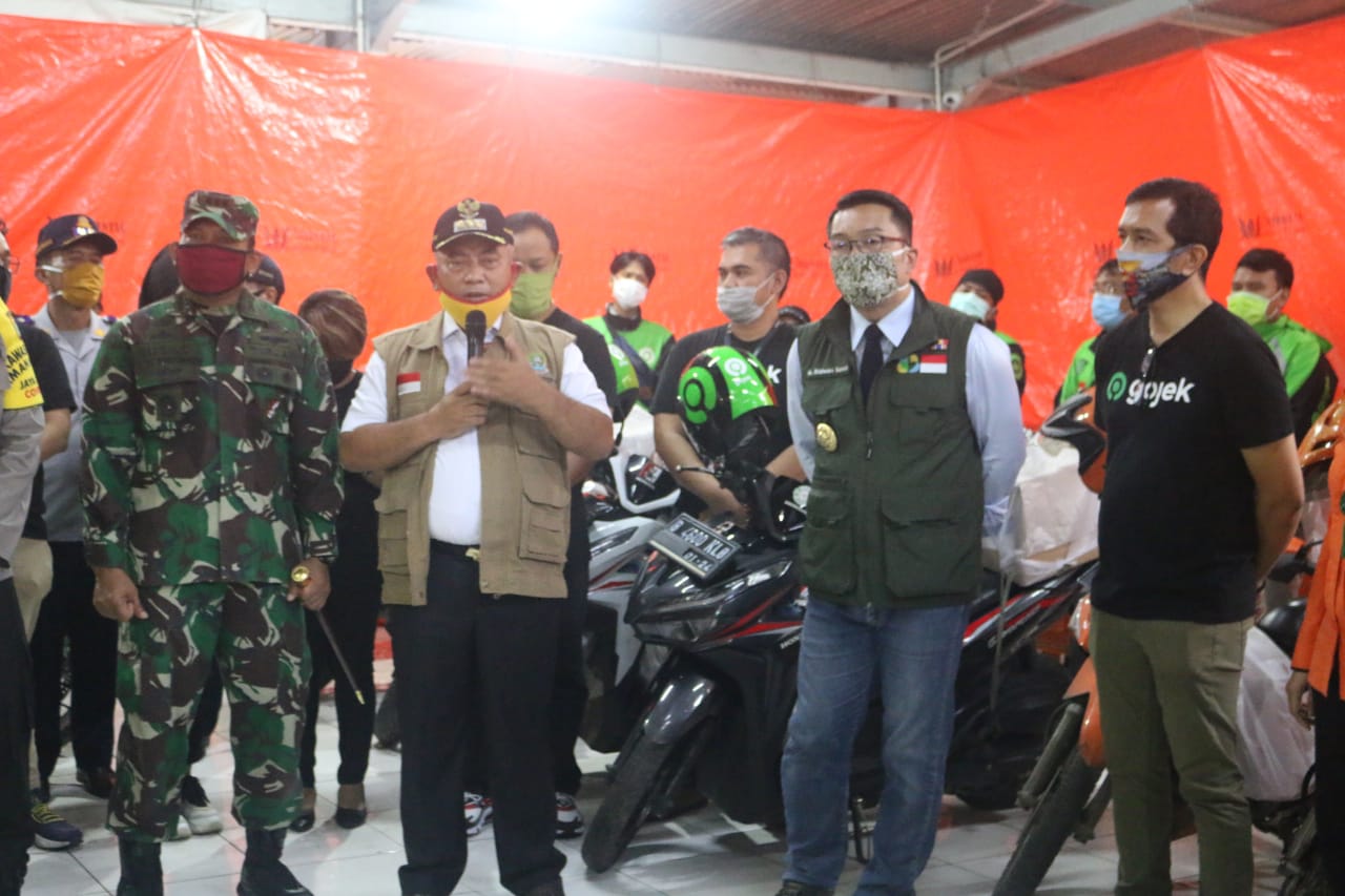 Gubernur Jawa barat Ridwan Kamil bersama Walikota Bekasi Rahmat Effendi saat pengecekan hari pertama pemberlakuan PSBB