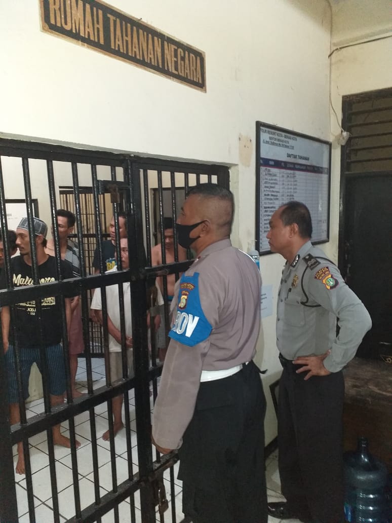 Petuga Polsek Bekasi Kota  ketika mengecek tahanan