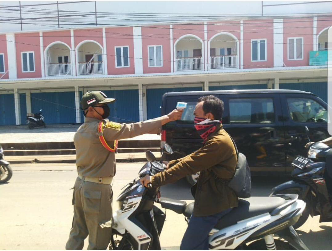 Pemeriksaan suhu tubuh di salah satu perbatasan Kota Bekasi