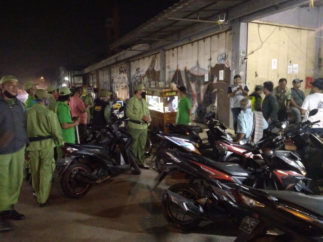 Polsek Bekasi Kota dan jajaran Kelurahan Kranji melakukan penindakan pelanggar PSBB