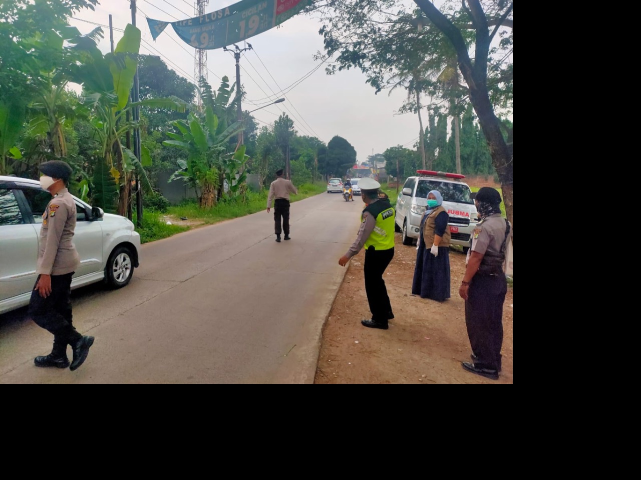 Kapolres Metro Bekasi Kombes Pol Hendra Gunawan bersama jajaran melakukan titik penyekatan di perbatasan Bekasi