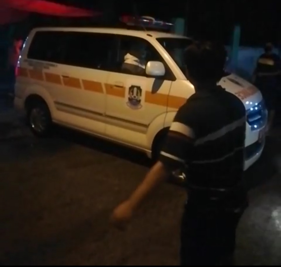 Foto: Mobil ambulan sedang menjemput satu keluarga di Perumnas 1,   Kayuringin Jaya, Bekasi Selatan, Selasa (25/5)