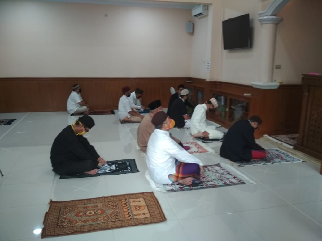 Foto: Wali Kota Bekasi, Rahmat Effendi Shalat Idul Fitri berjamaah di Masjid Al-Kautsar, Perumahan Pondok Pekayon Indah, Bekasi Selatan, Minggu, (24/5). 