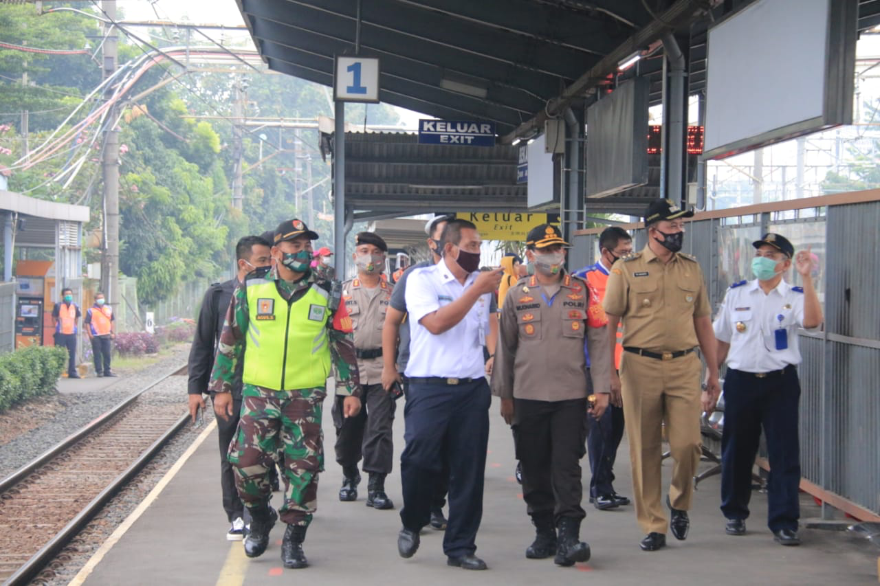 Wakil Walikota Bekasi Tri Adhianto, Dandim 05/07 Letkol Rama dan Kapolres Metro Bekasi Kota Kombes Pol Wijonarko saat melakukan sidak di Stasiun Bekasi