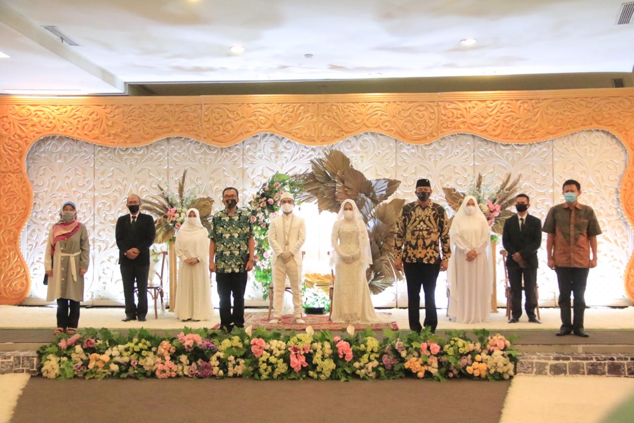 Wakil Walikota Bekasi Tri Adhianto saat meninjau simulasi pernikahan 