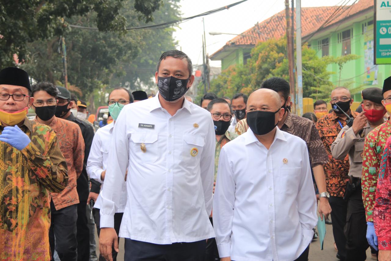 Wakil Walikota Tri Adhianto bersama Menkop Teten Masduki mengunjungi Pasar Kranggan, Kota Bekasi