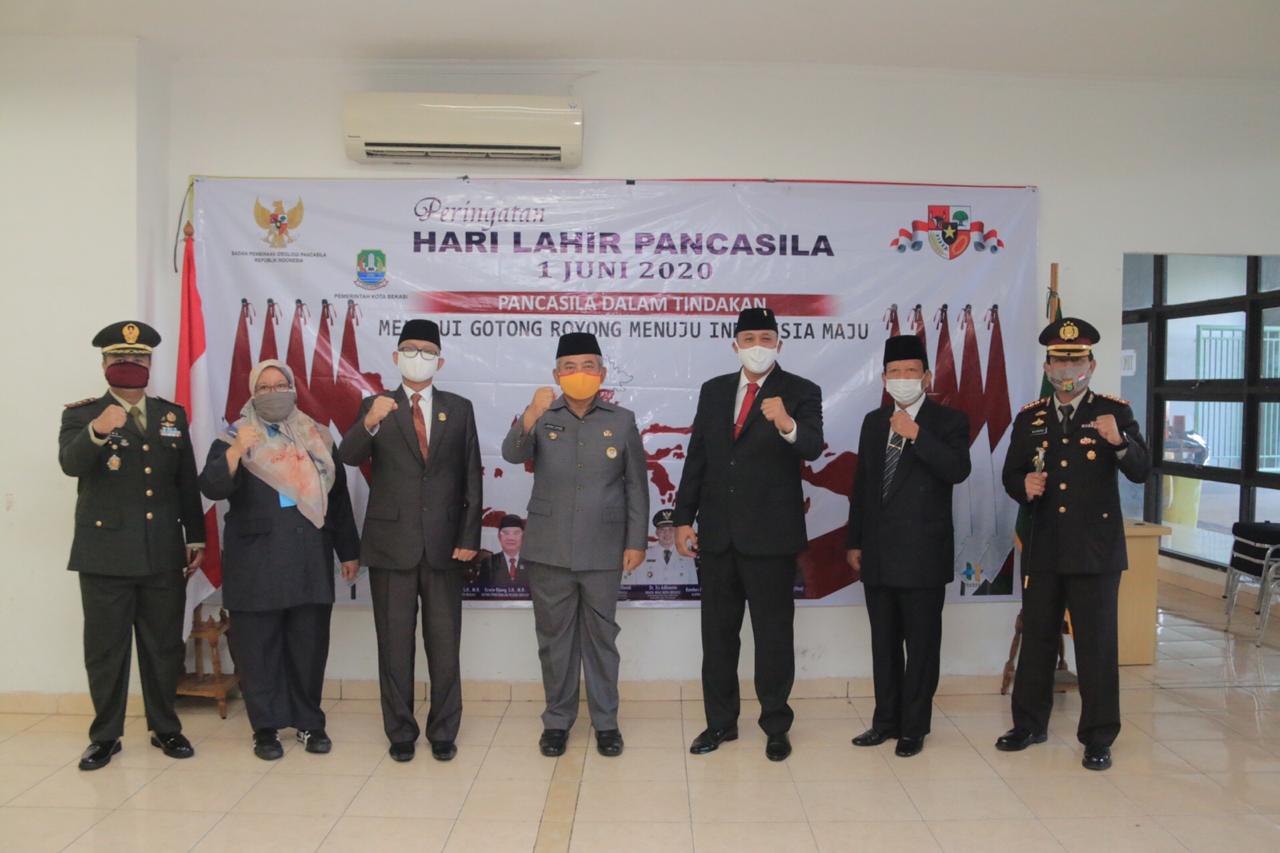 Walikota Bekasi Rahmat Effendi bersama para pejabat Muspida mengikuti VCon hari Pancasila