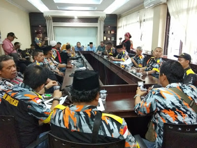 Massa GMBI yang berdemo di DPRD Kota Bekasi