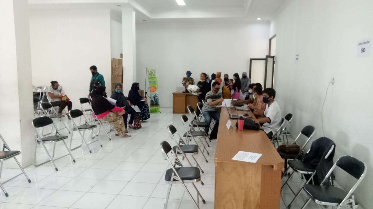 Foto: Petugas operator PPDB online di Kantor Kecamatan Jatiasih sedang melayani warga yang akan validasi data NIK, KK, Jumat (12/6) 