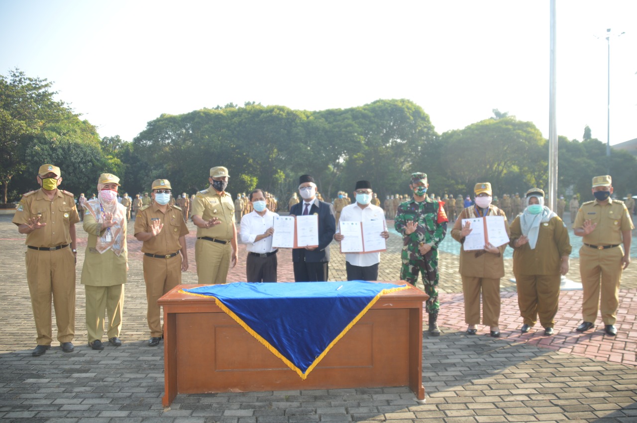 Wakil Walikota Tri Adhi anto ketika menandatangani MOU pembelajaran tatap muka