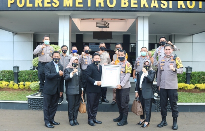 Penghargaan Lemkapi kepada Polres Metro Bekasi Kota atas layanan SIM 24 Jam 