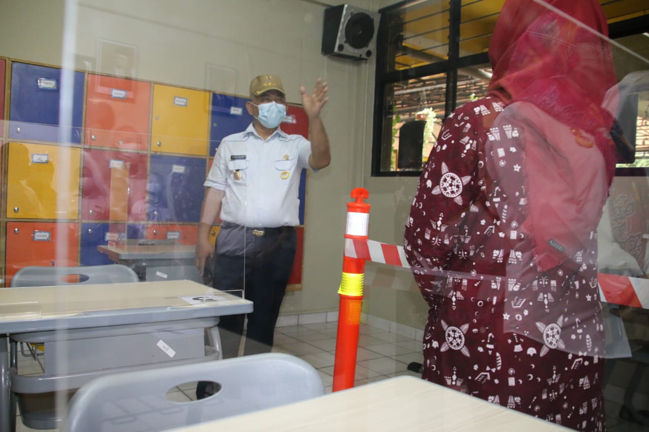 Walikota Bekasi Rahmat Effendi ketika mengecek sekolah role model pembelajaran tatap muka