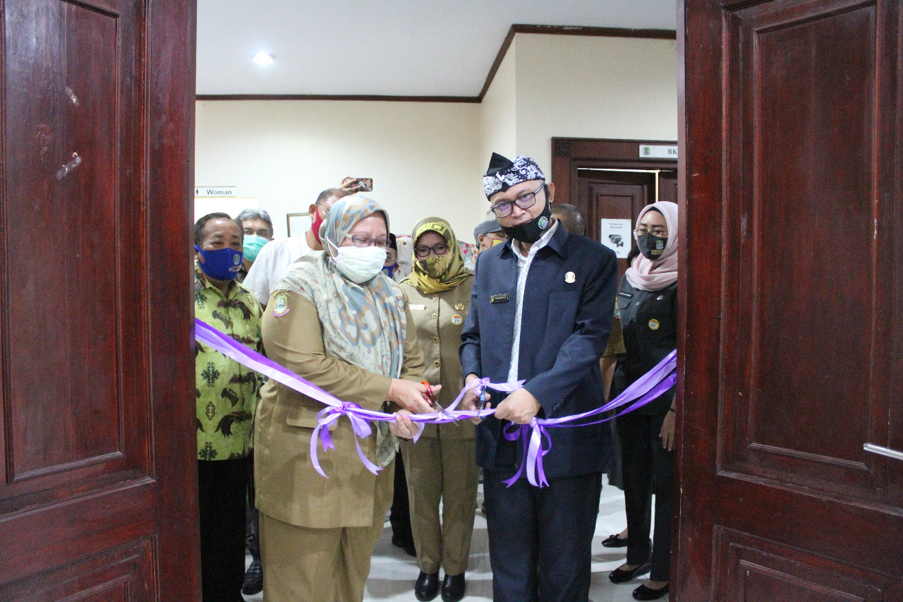 Ketua DPRD Kota Bekasi Choiruman J Putro dan Sekda Kota Bekasi Reny Hendrawati ketika membuka Klinik Kesehatan di Lingkungan DPRD Kota Bekasi