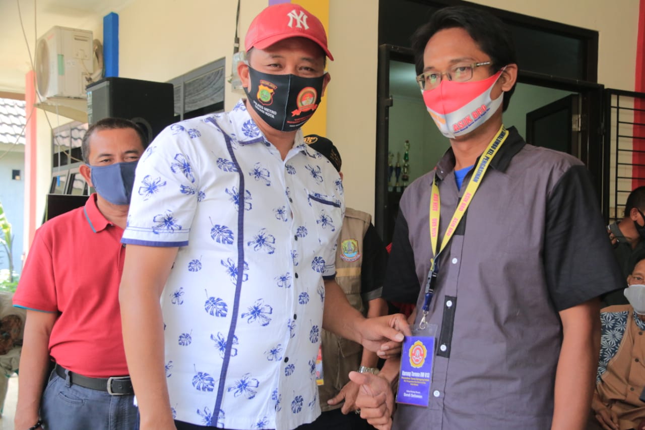 Wakil Walikota Bekasi Tri Adhianto saat kukuhkan RW siaga di Pengasinan