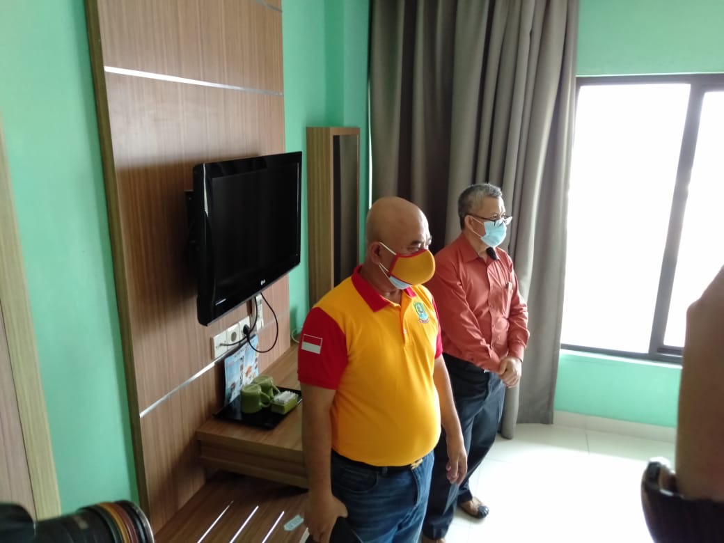 Walikota Bekasi Rahmat Effendi ketika mengunjungi The Green Hotel yang mengajukan menjadi tempat isolasi pasien Covid-19