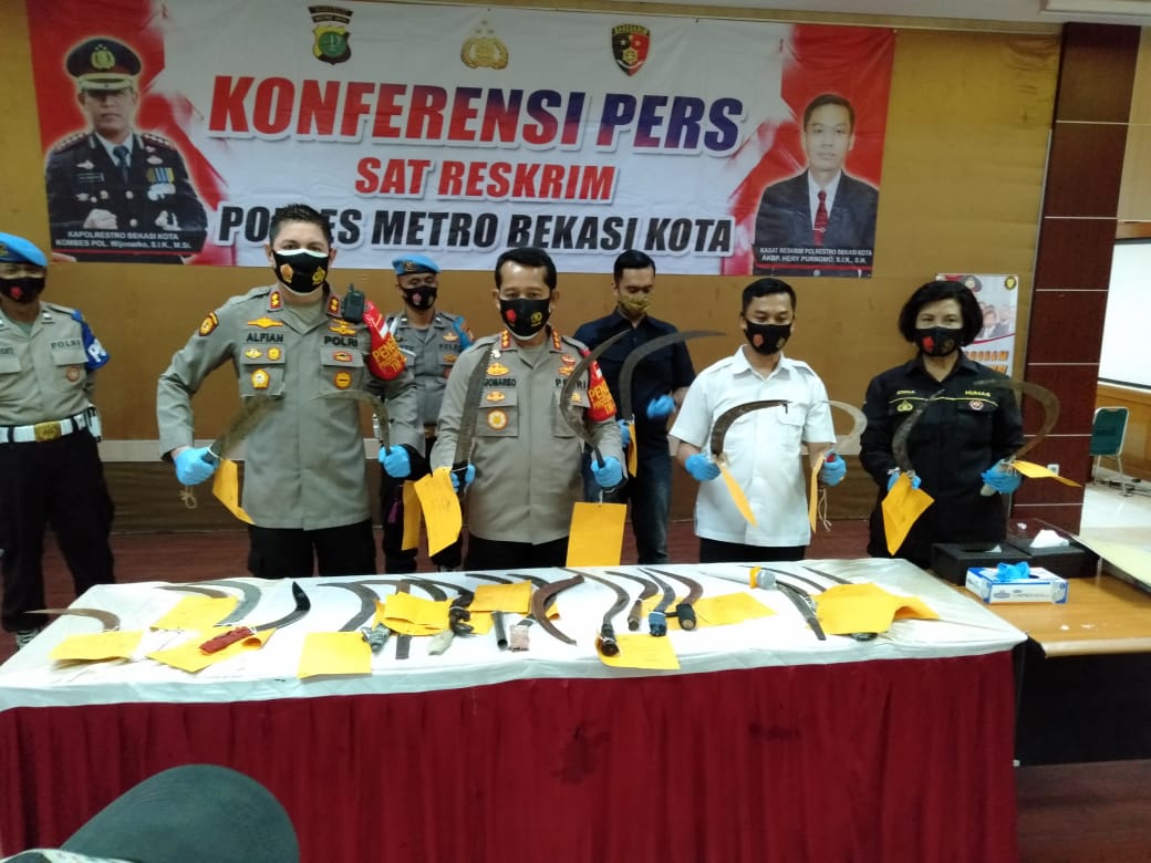 Foto: Kepolisian Resort Metro Bekasi Kota, mengamankan senjata tajam milik sekelompok pelajar yang hendak tawuran di wilayah Medan Satria, Kota Bekasi, pada Senin (28/9/2020)