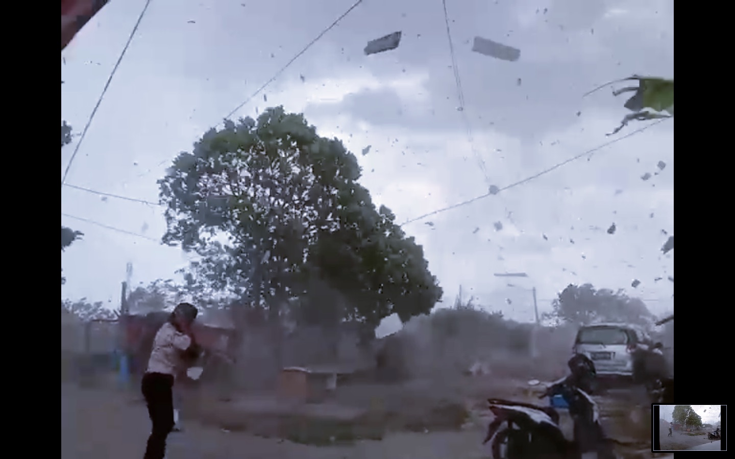 Angin puting beliung di Bekasi yang memporak-porandakan rumah warga